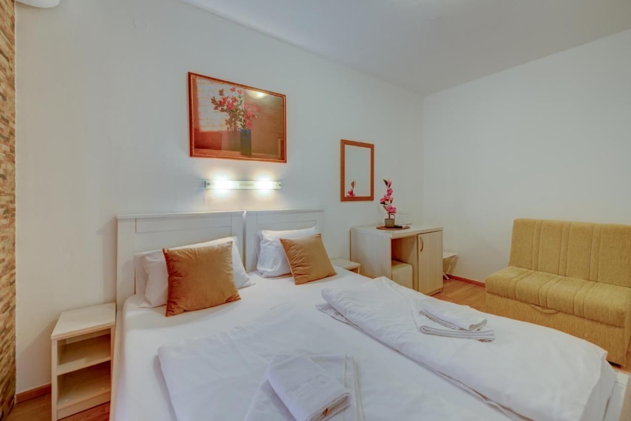 Camera Matrimoniale/Doppia con Letti Singoli con Vista Mare Parziale